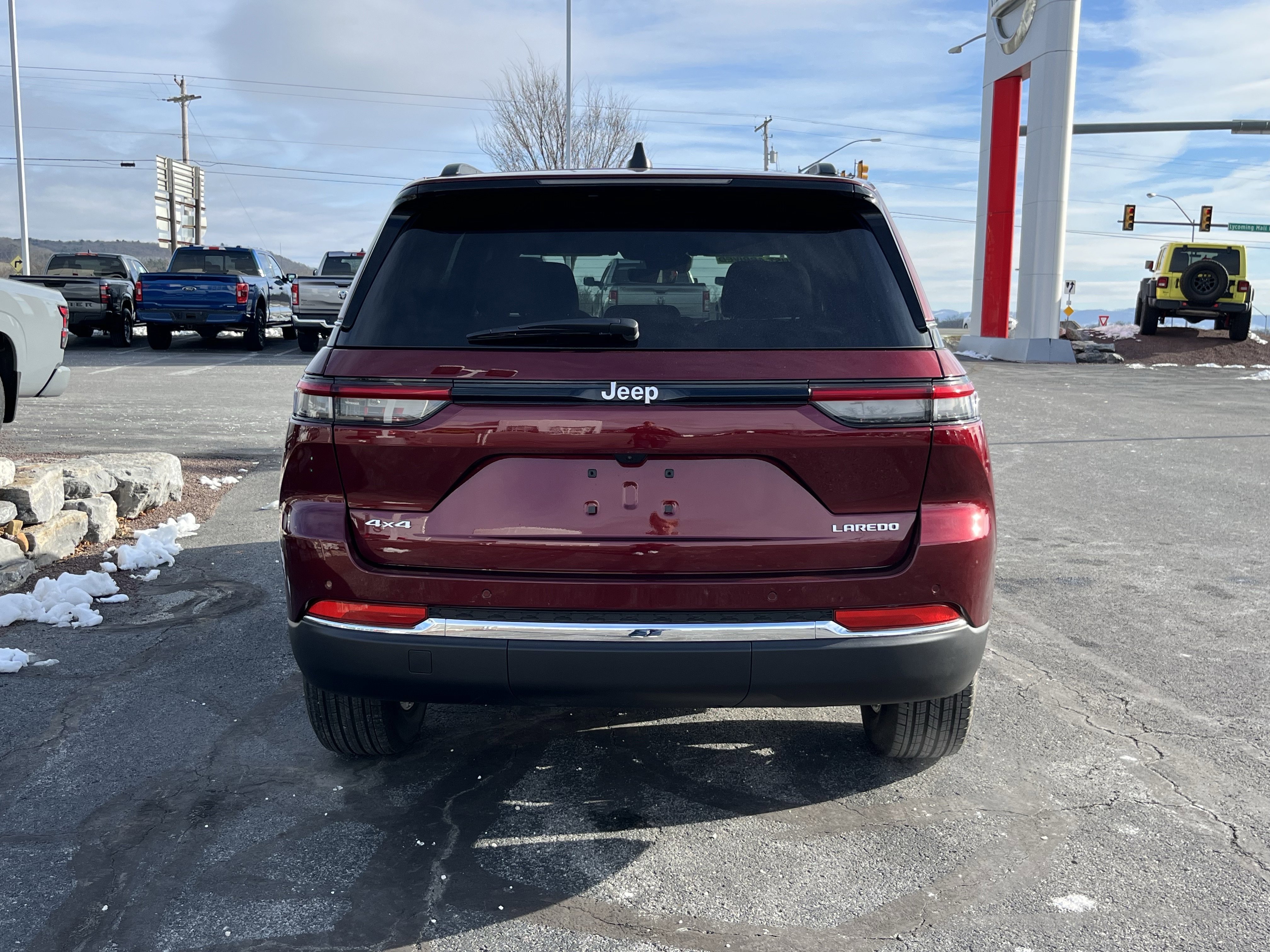 Used 2025 Jeep Grand Cherokee Laredo X w/ Luxury Tech Group I image 4