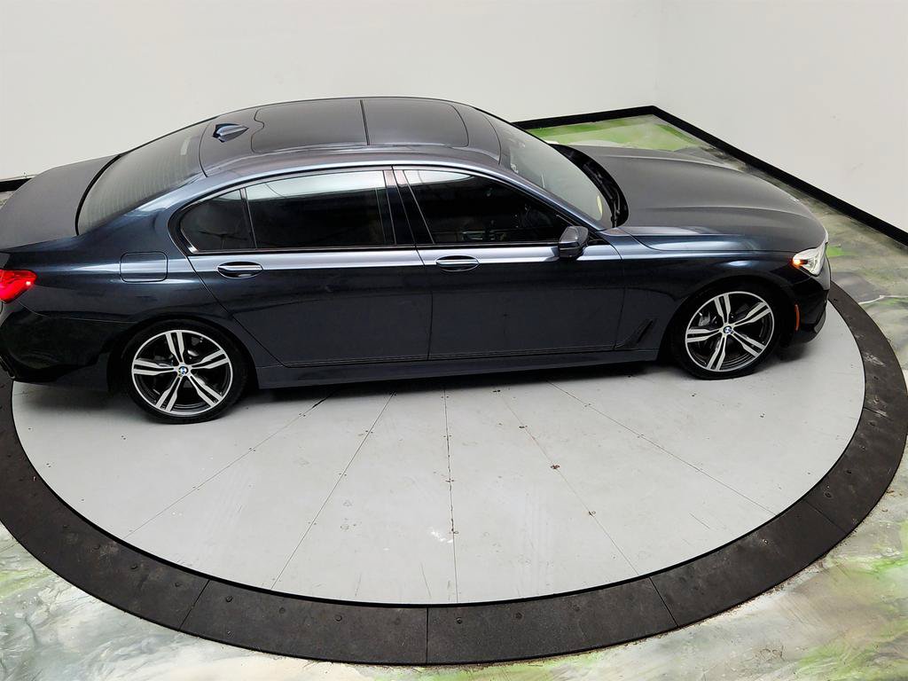 Used 2018 BMW 750i RWD image 37
