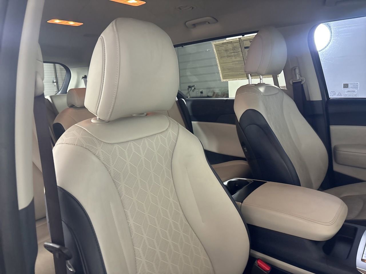 Used 2025 Kia Carnival EX image 24