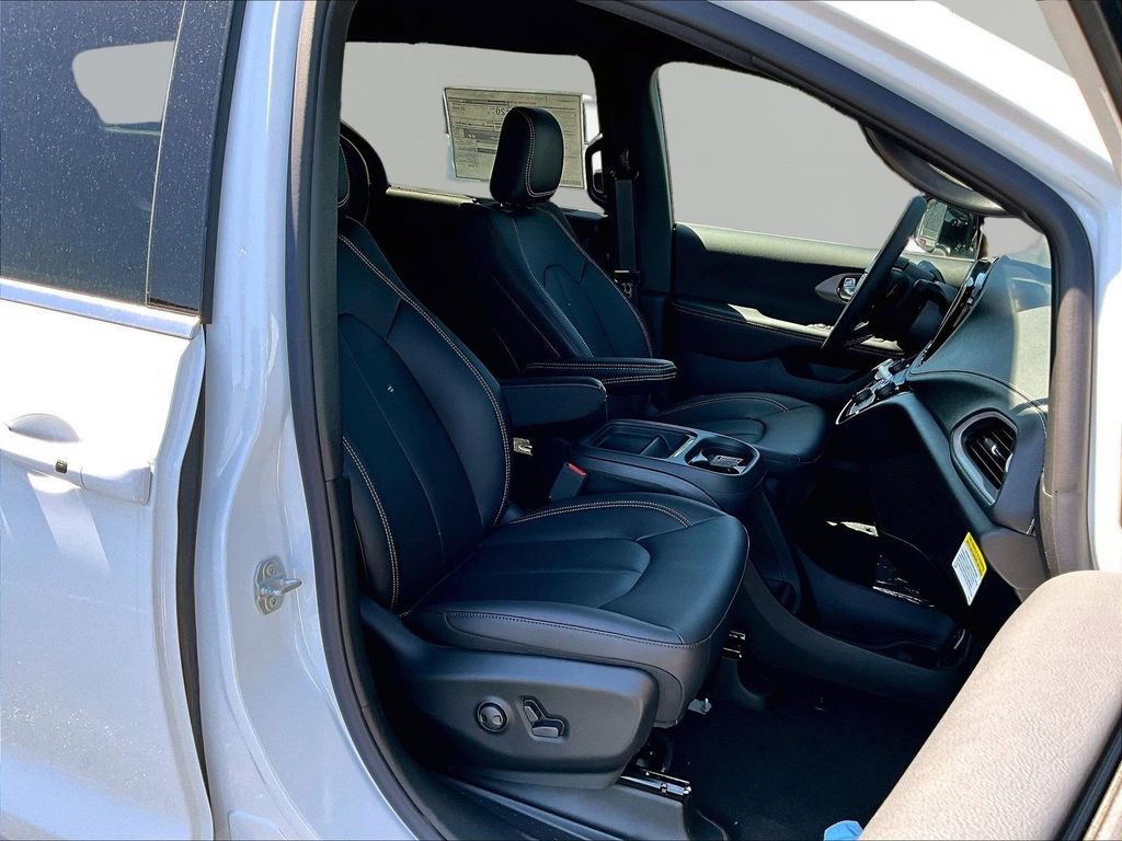 New 2027 Chrysler Pacifica Select w/ Family Tech Group AWD/4WD image 18