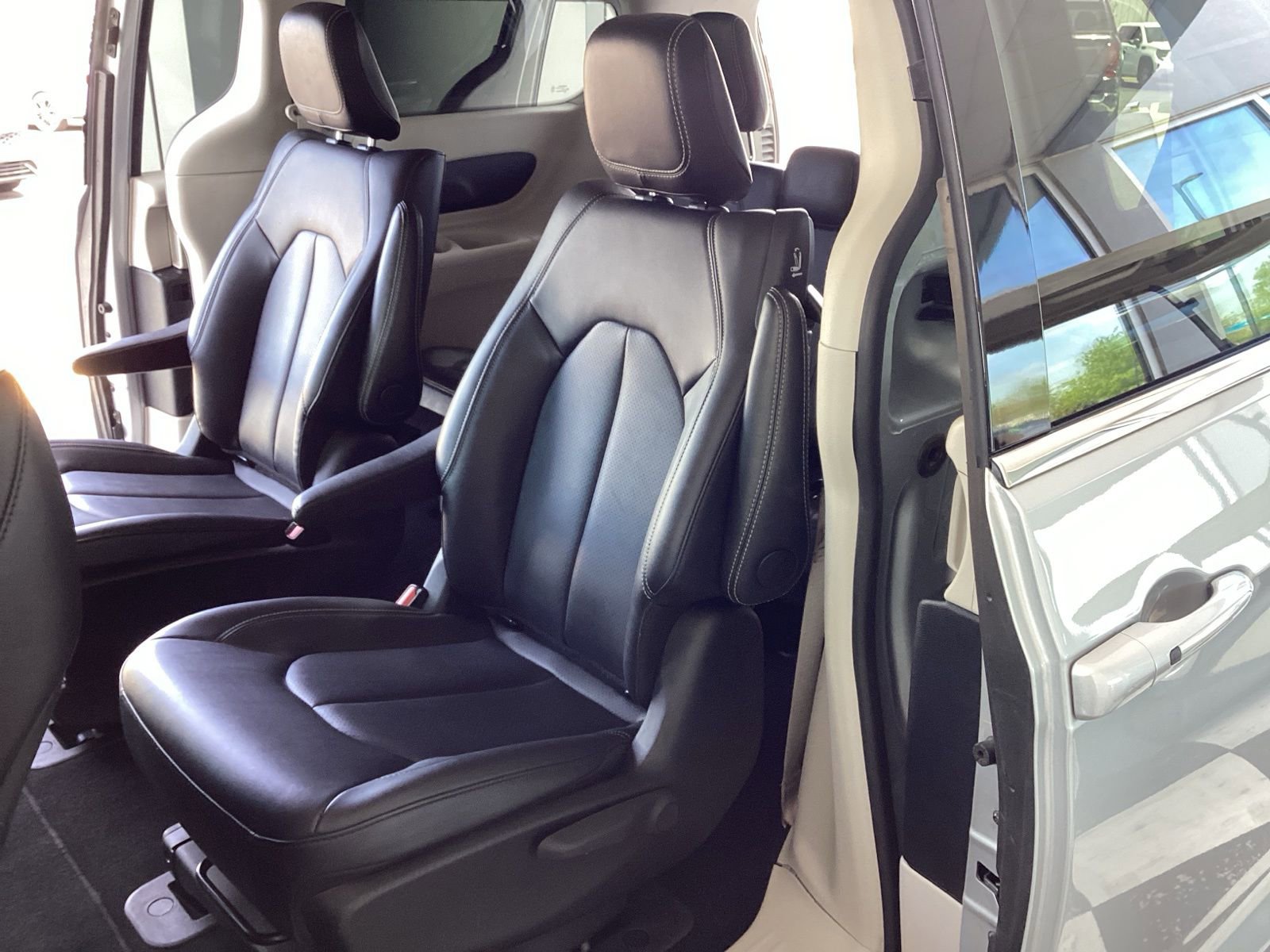 Used 2024 Chrysler Pacifica Select image 13