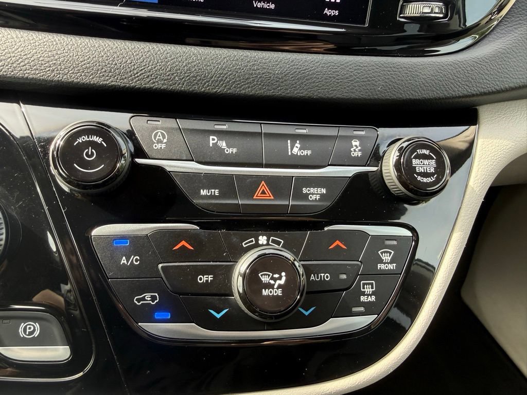 Used 2023 Chrysler Pacifica Touring-L FWD image 6