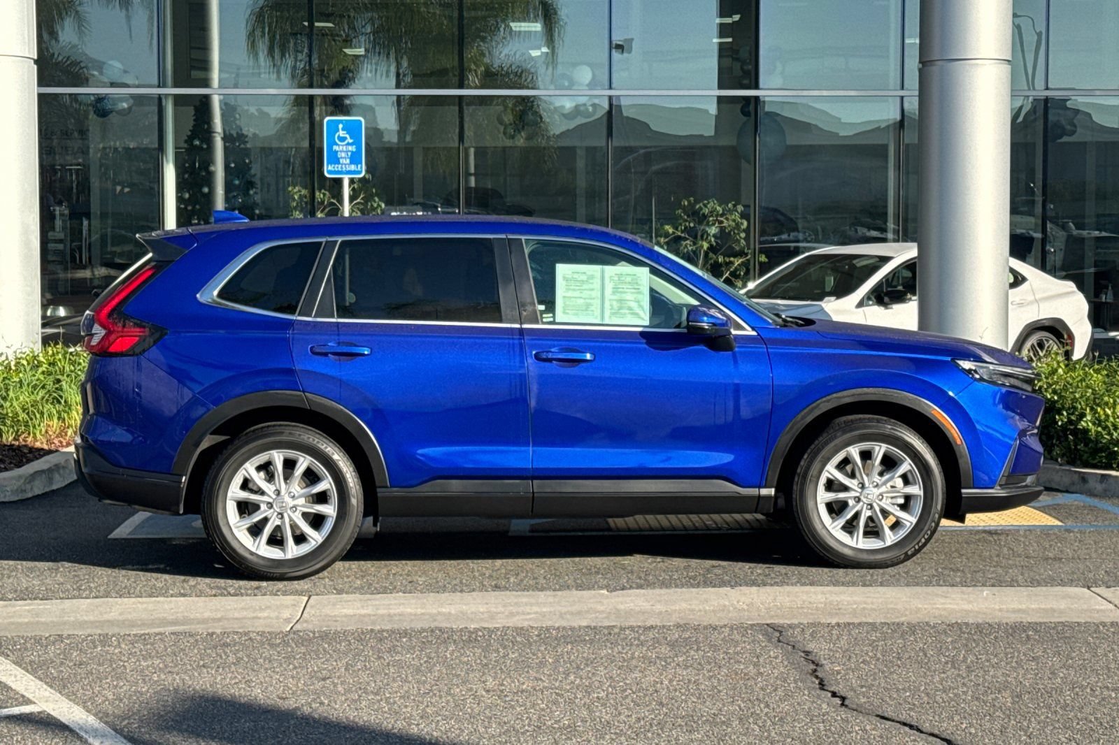 Used 2023 Honda CR-V EX image 3