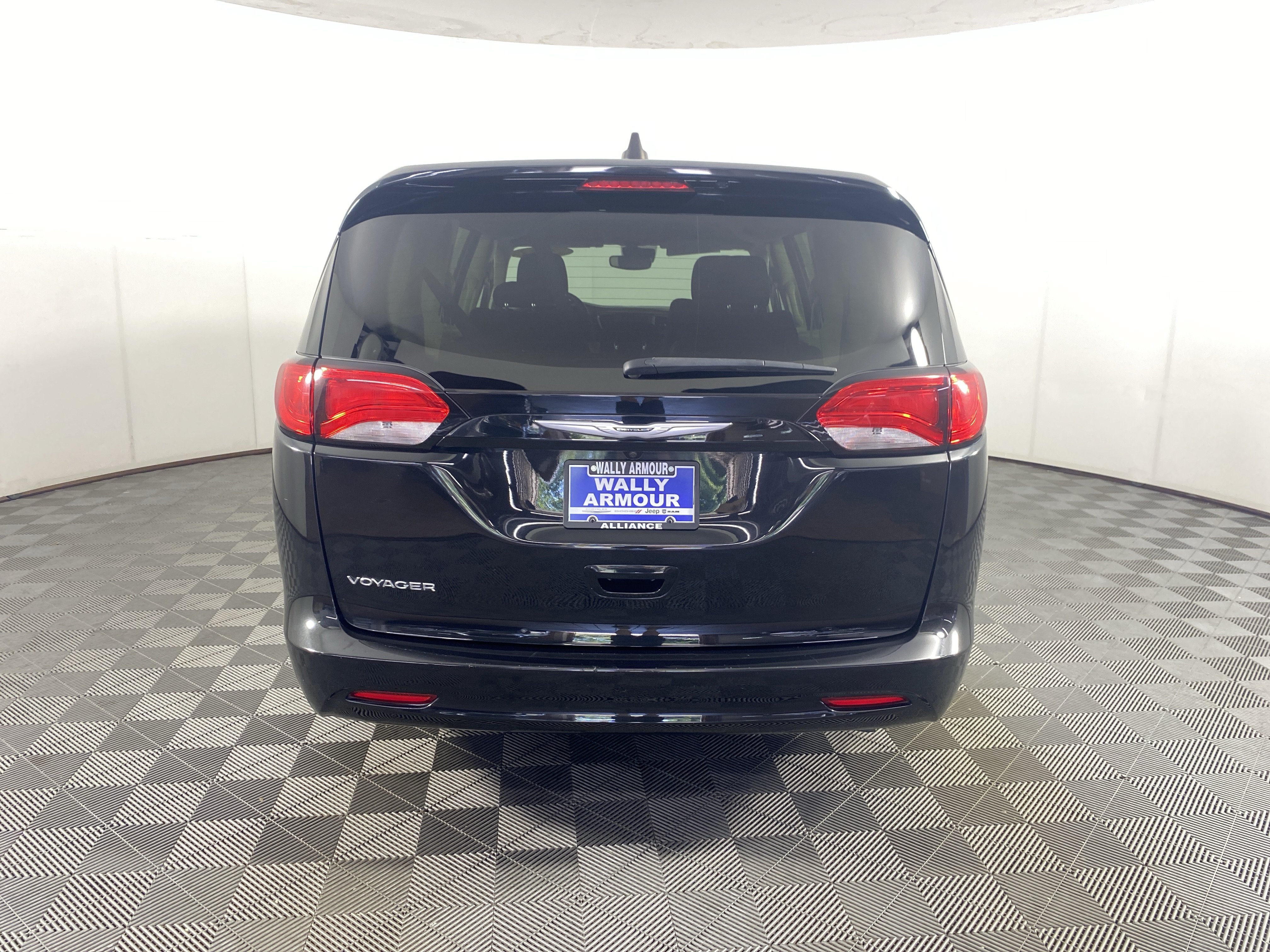 Used 2023 Chrysler Voyager LX FWD image 7