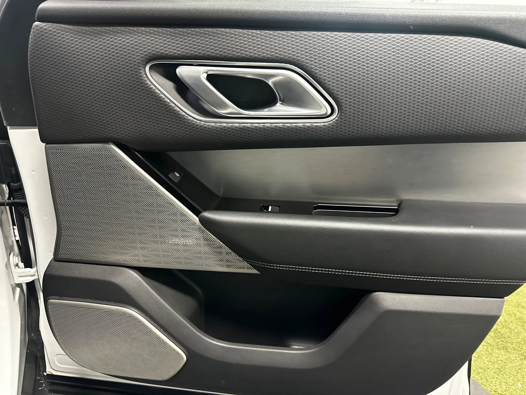 Used 2019 Land Rover Range Rover Velar R-Dynamic SE image 26