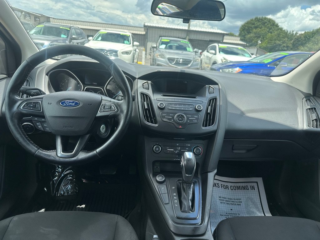 Used 2016 Ford Focus SE w/ SE Cold Weather Package FWD image 9