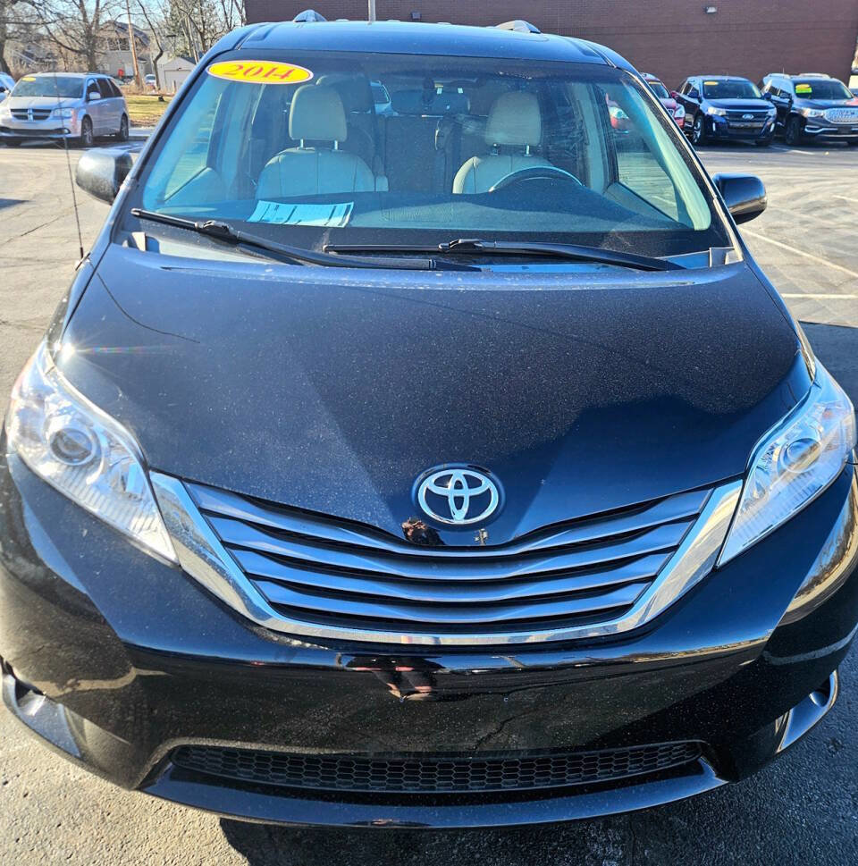 Used 2014 Toyota Sienna XLE FWD image 1