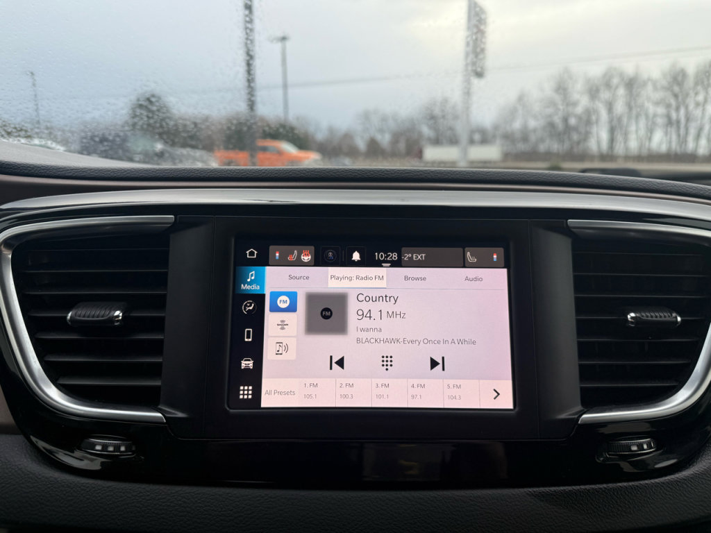 Used 2023 Chrysler Voyager LX image 18