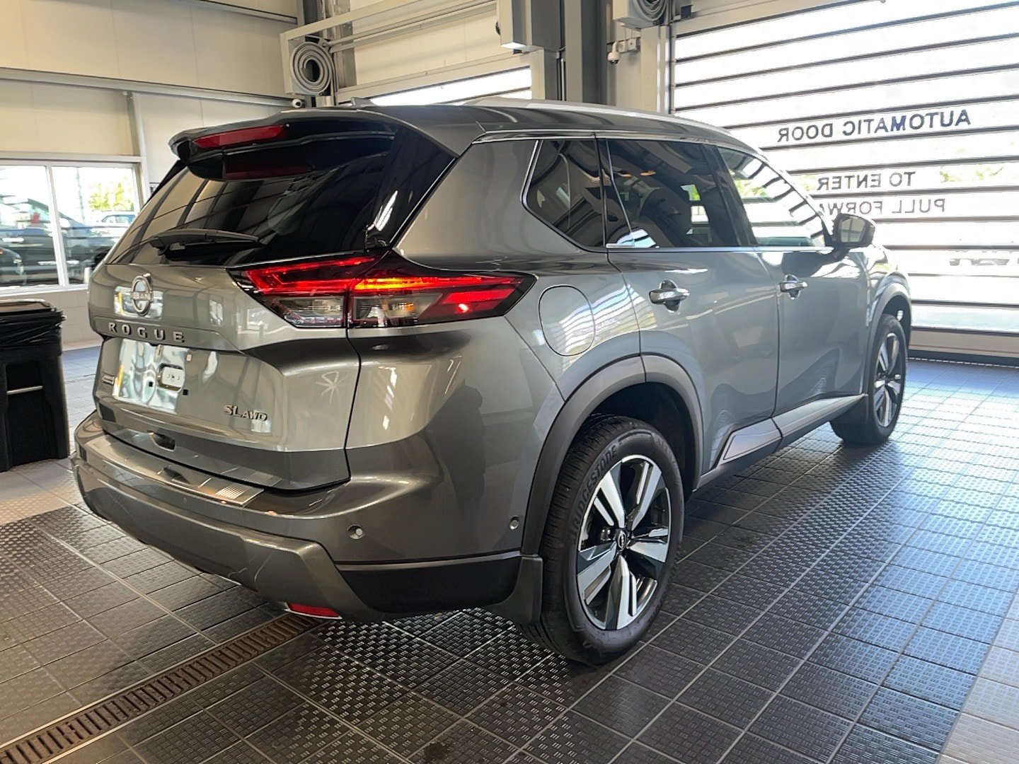 Used 2024 Nissan Rogue SL AWD/4WD image 19