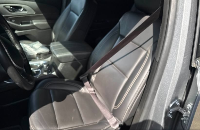 Used 2023 Chevrolet Traverse LT w/ LT Premium Package AWD/4WD image 2
