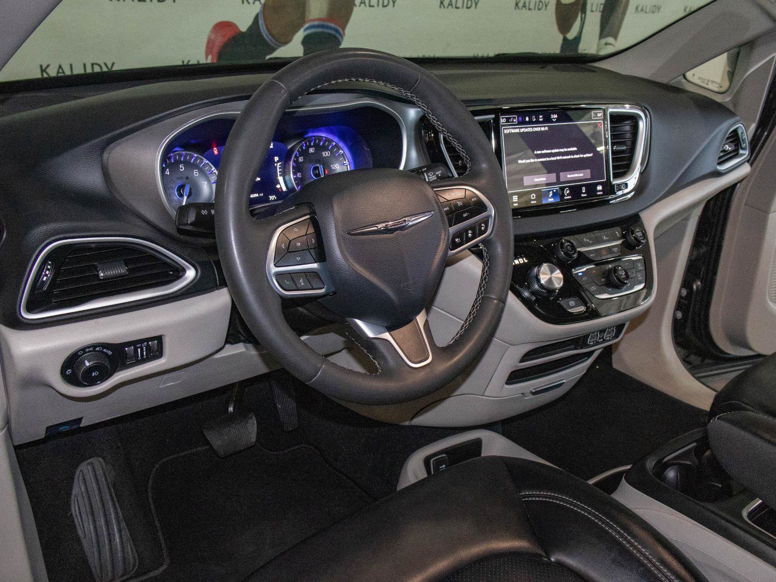 Used 2023 Chrysler Pacifica Touring-L FWD image 5