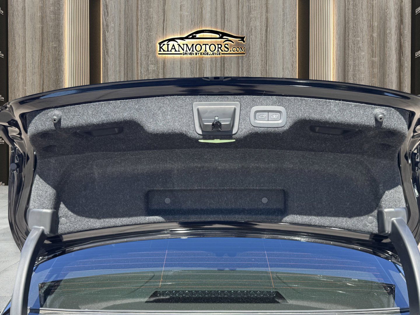 Used 2024 Volvo S90 T8 Ultimate w/ Lounge Package image 39