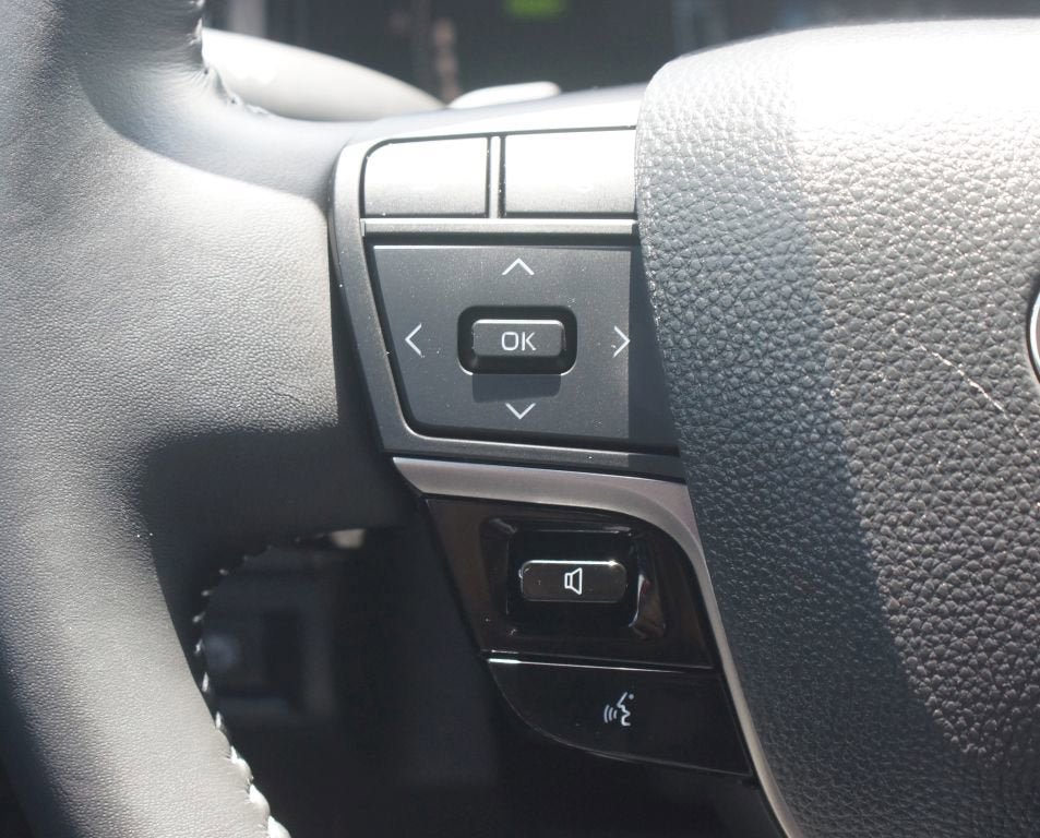 Used 2025 Toyota Camry SE FWD image 8