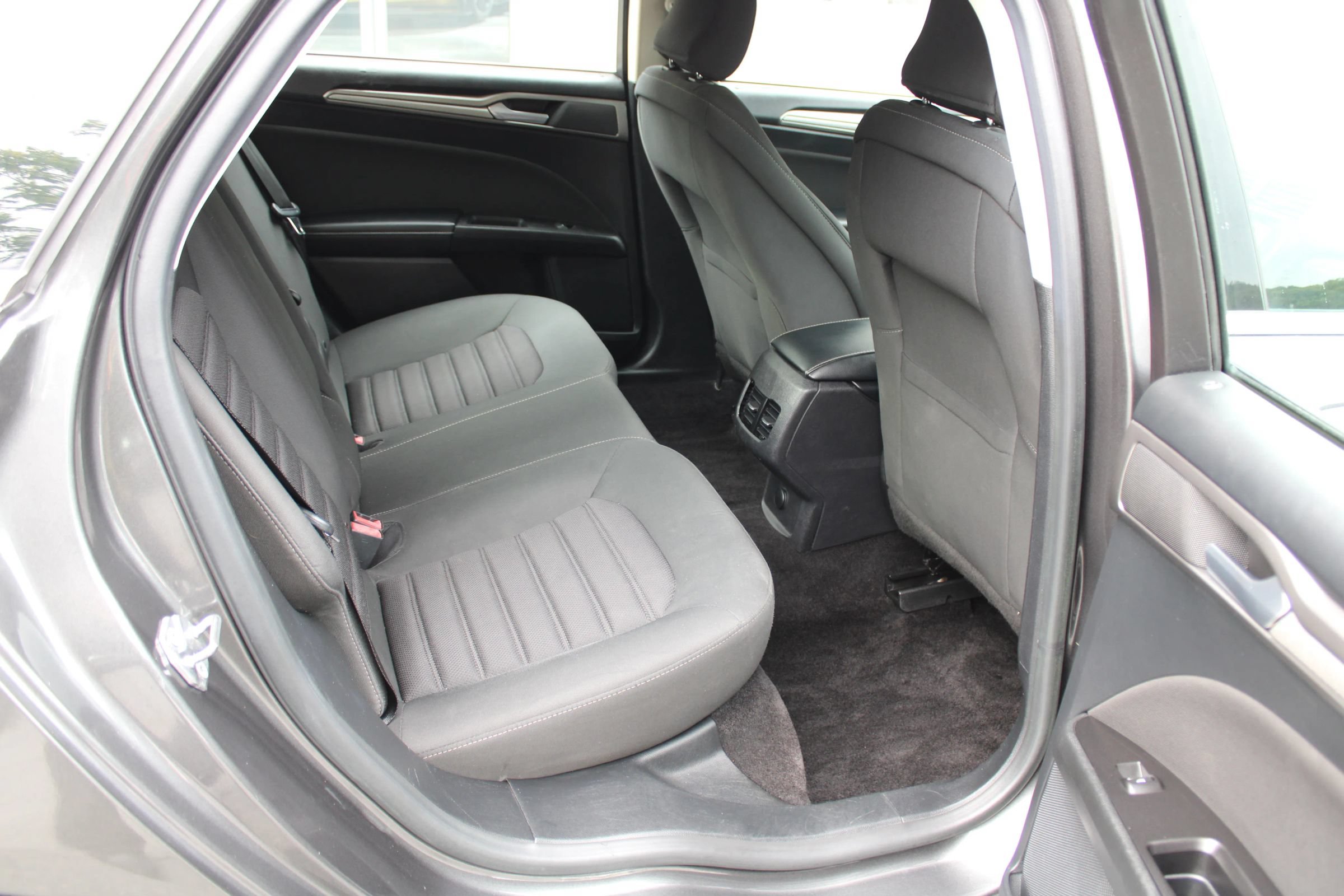 Used 2017 Ford Fusion SE w/ Fusion SE Technology Package FWD image 16