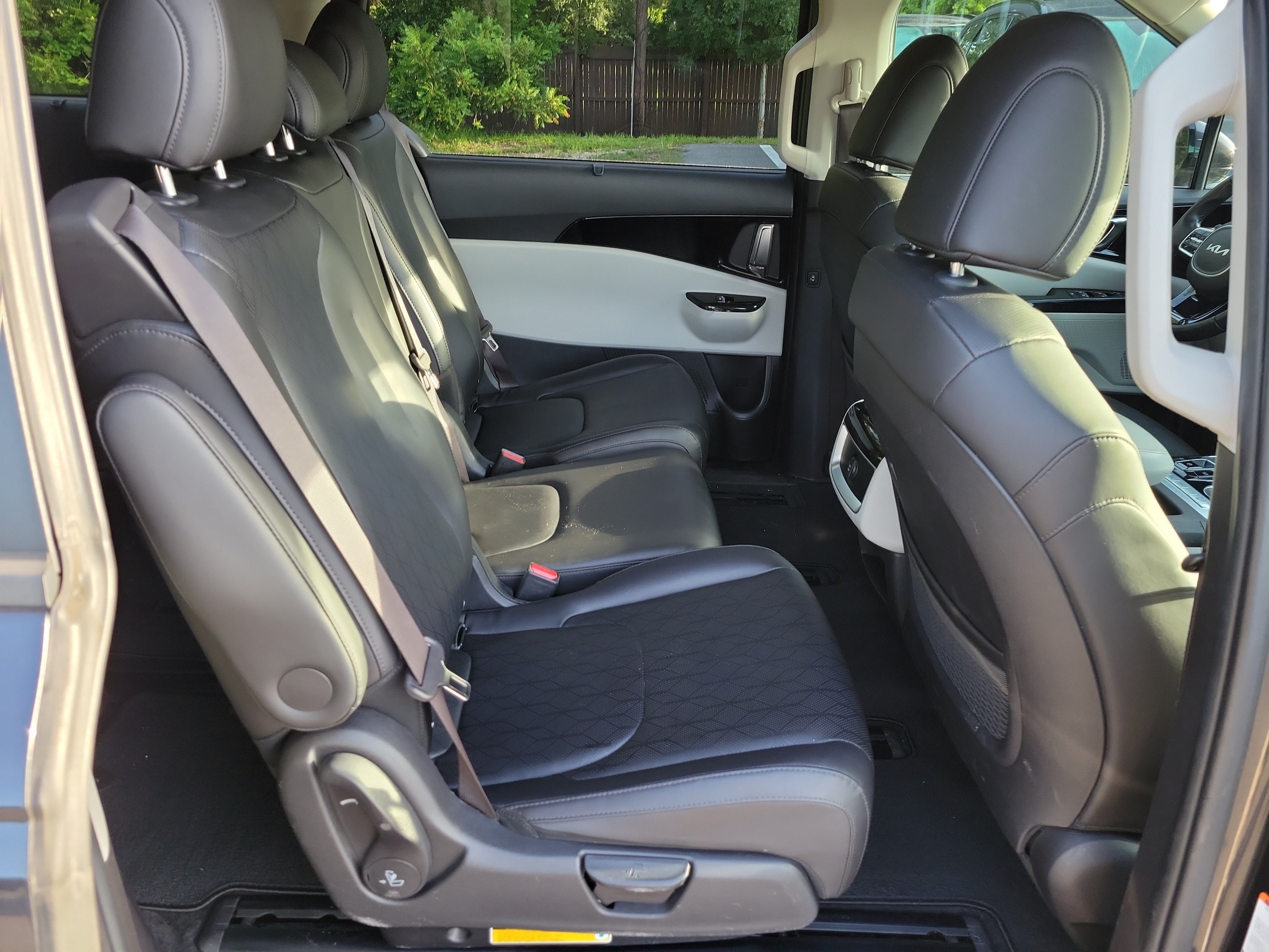 Used 2022 Kia Carnival EX FWD image 11