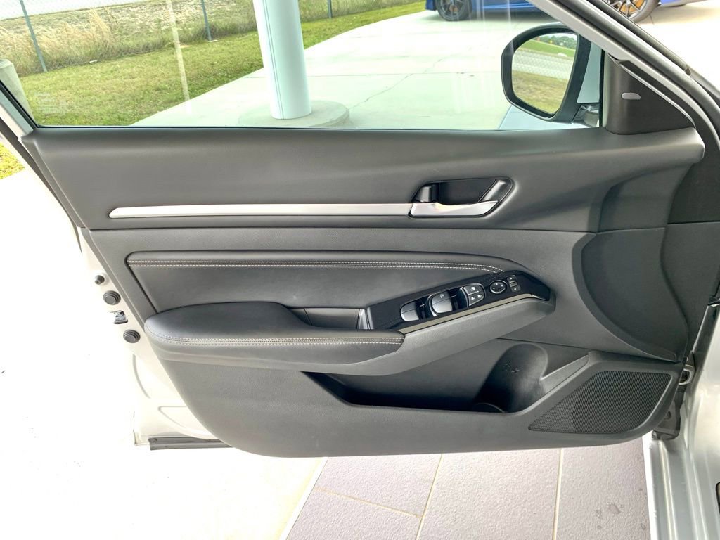 Used 2023 Nissan Altima 2.5 SL FWD image 12