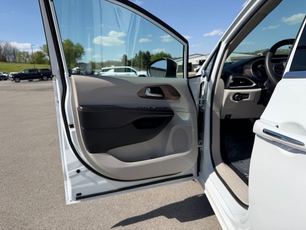 Used 2017 Chrysler Pacifica Touring Plus w/ Tire & Wheel Group FWD image 16