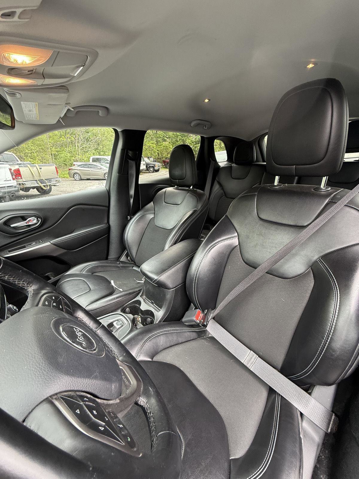 Used 2021 Jeep Cherokee Latitude Plus AWD/4WD image 12