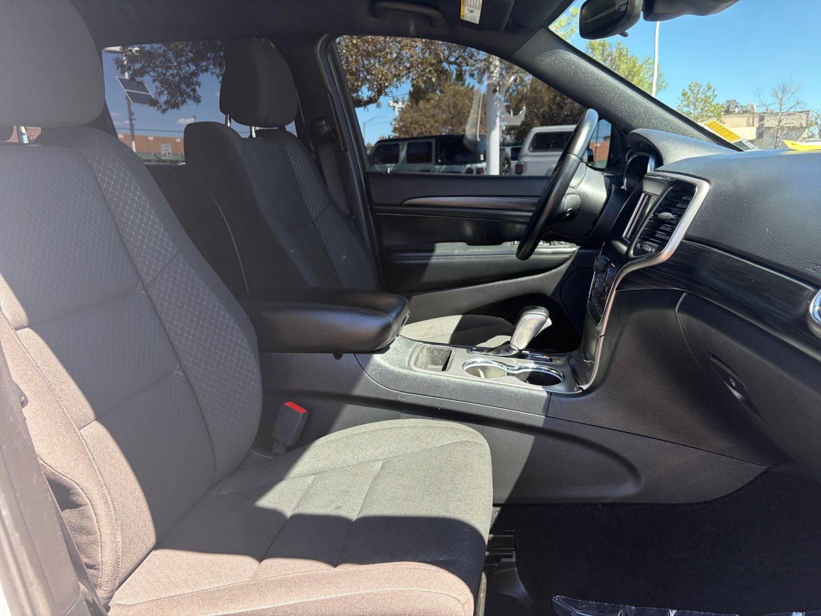 Used 2021 Jeep Grand Cherokee Laredo AWD/4WD image 31