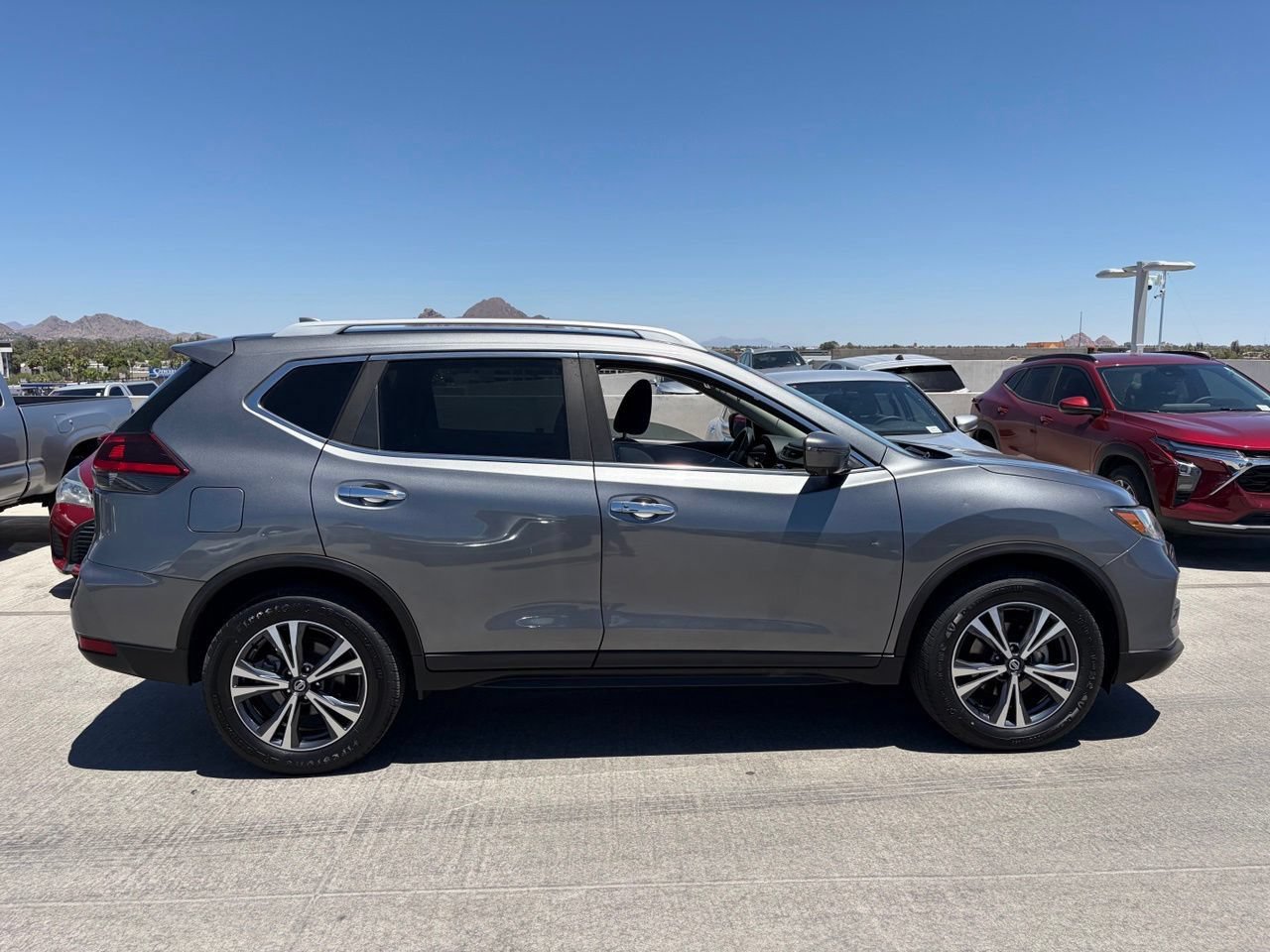 Used 2020 Nissan Rogue SV w/ Premium Package FWD image 3