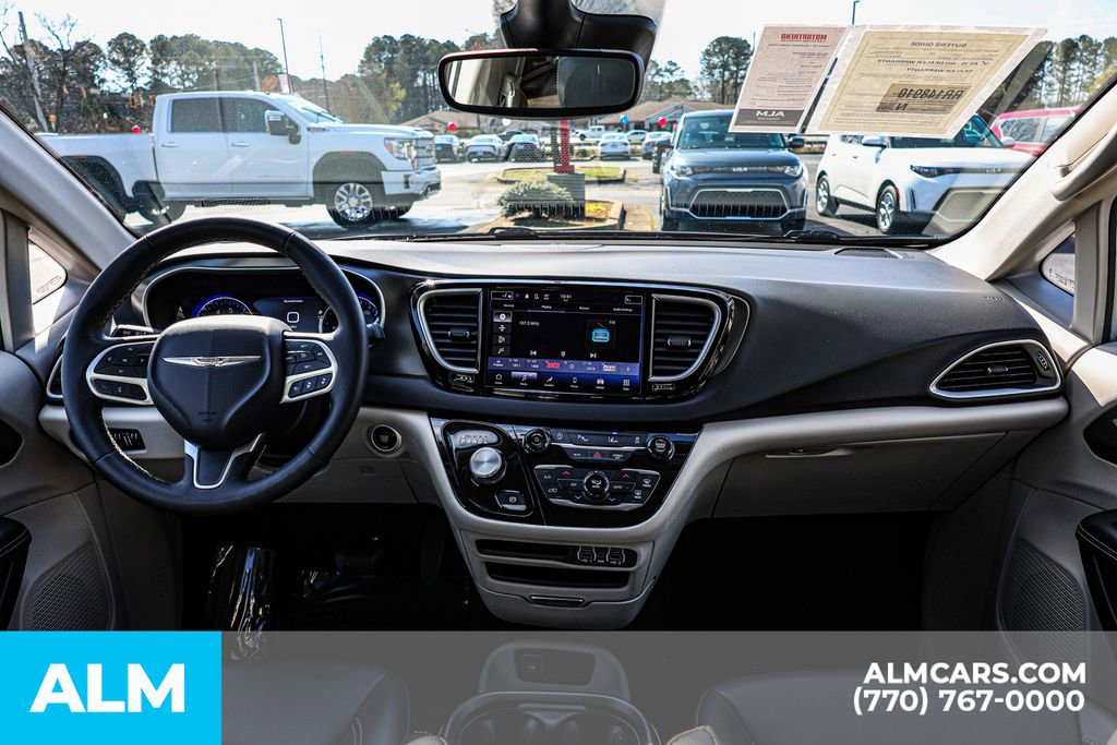 Used 2024 Chrysler Pacifica Touring-L image 32