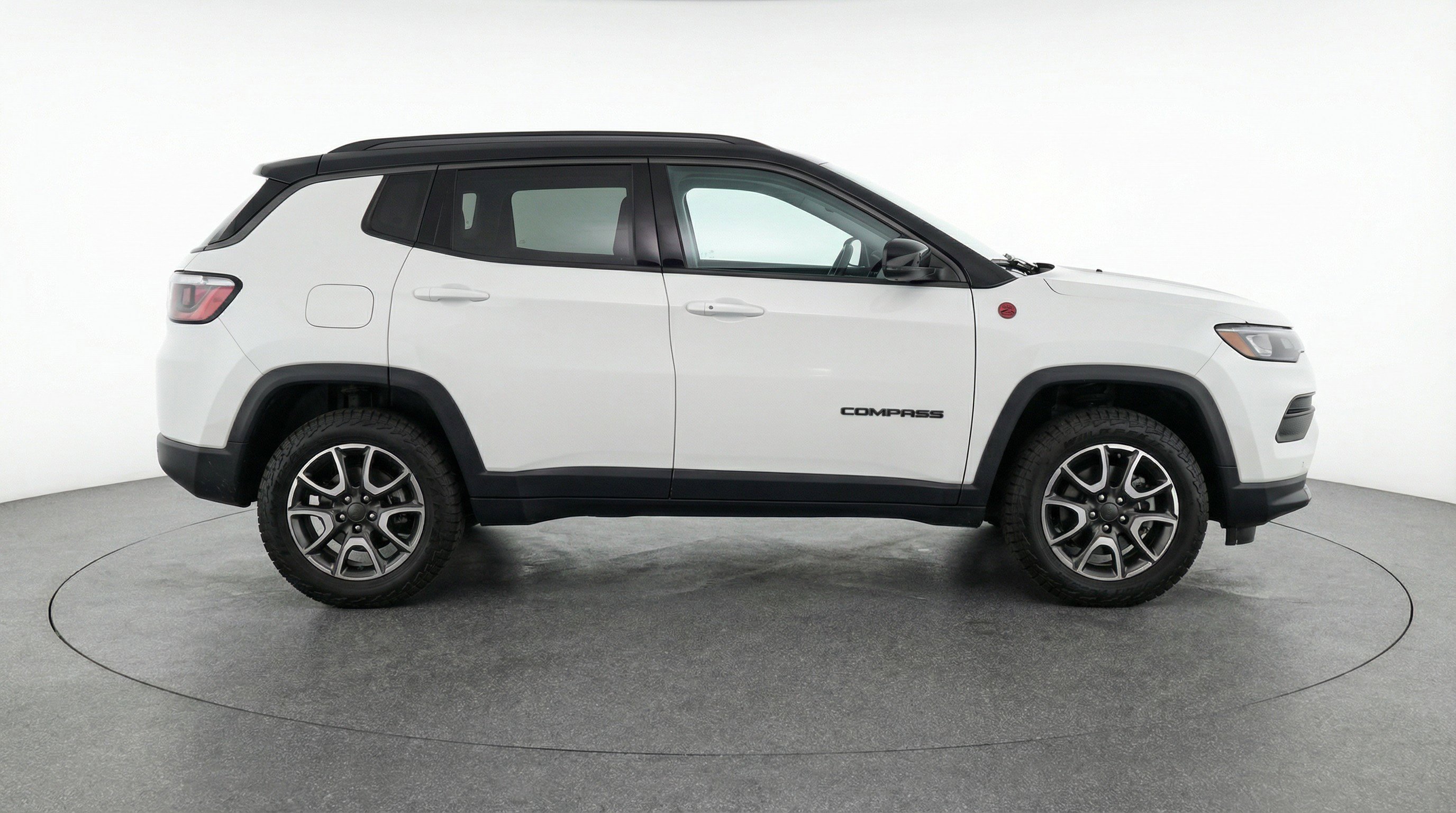 Used 2025 Jeep Compass Trailhawk image 11