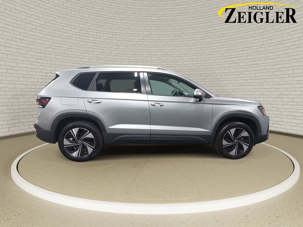Used 2025 Volkswagen Taos SE AWD/4WD image 4