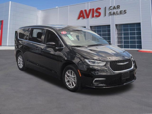 Used 2025 Chrysler Pacifica Select image 3