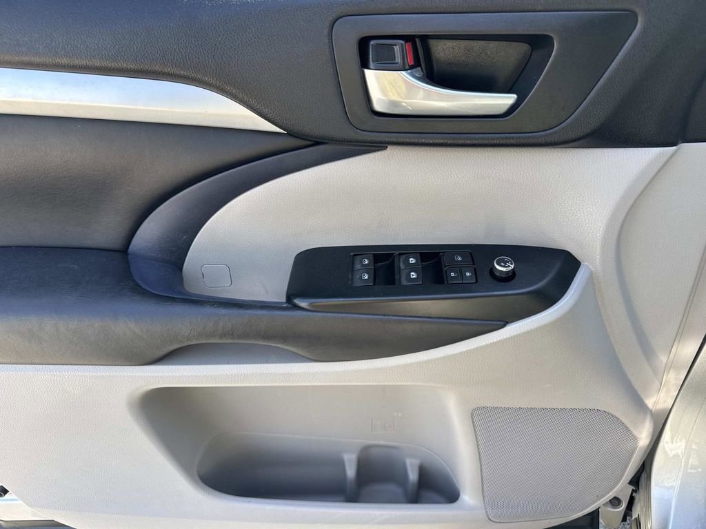 Used 2018 Toyota Highlander XLE image 18