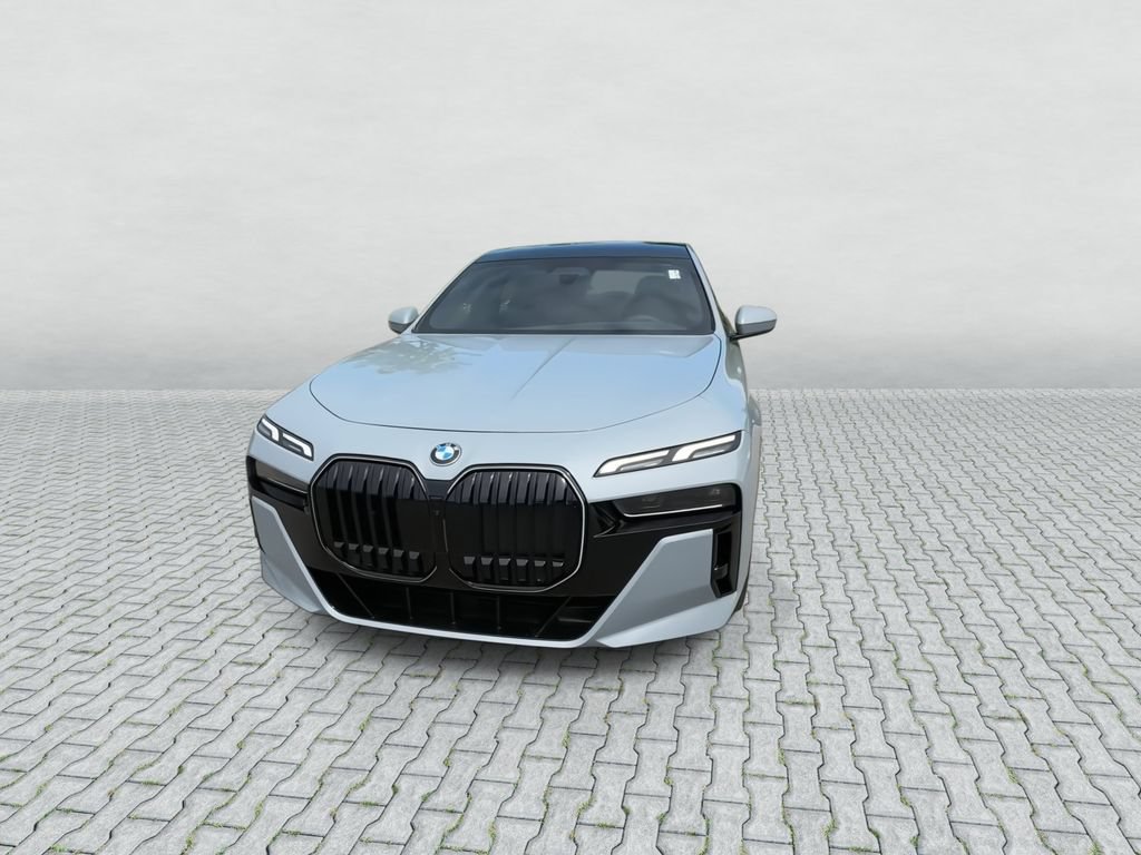 Used 2026 BMW 760i xDrive w/ Luxury Rear Seating Package AWD/4WD image 3