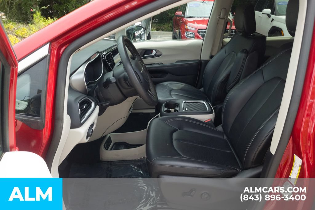 Used 2024 Chrysler Pacifica Touring-L FWD image 16