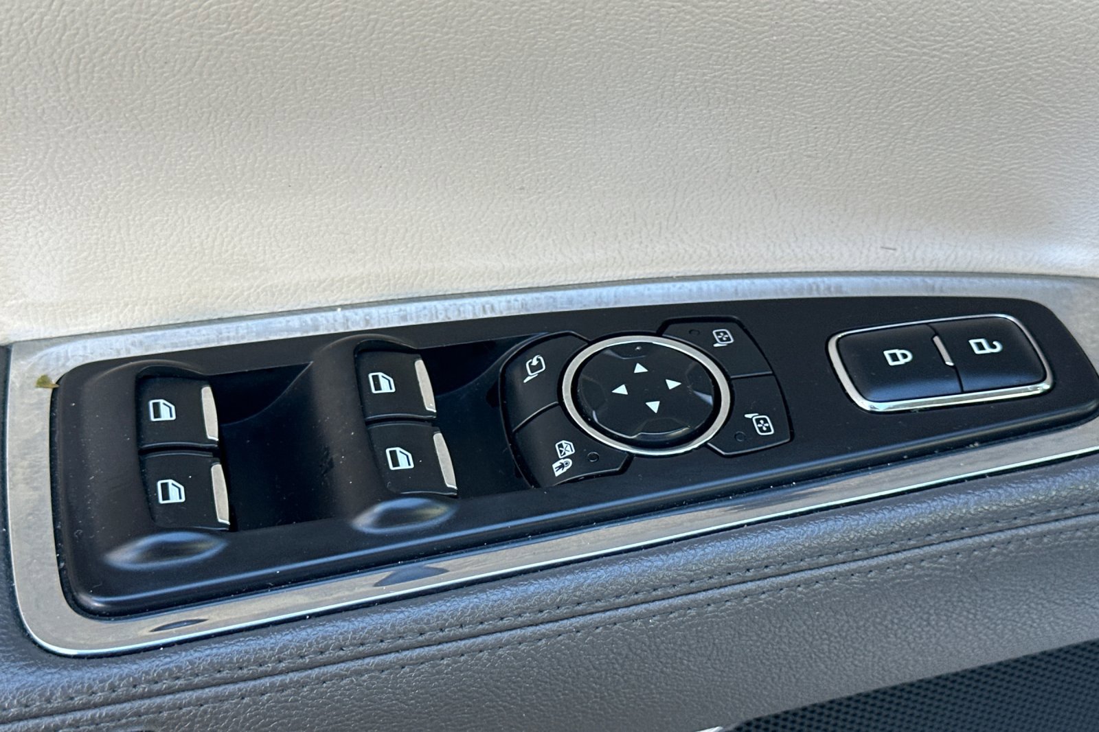 Used 2017 Lincoln Continental Select image 12