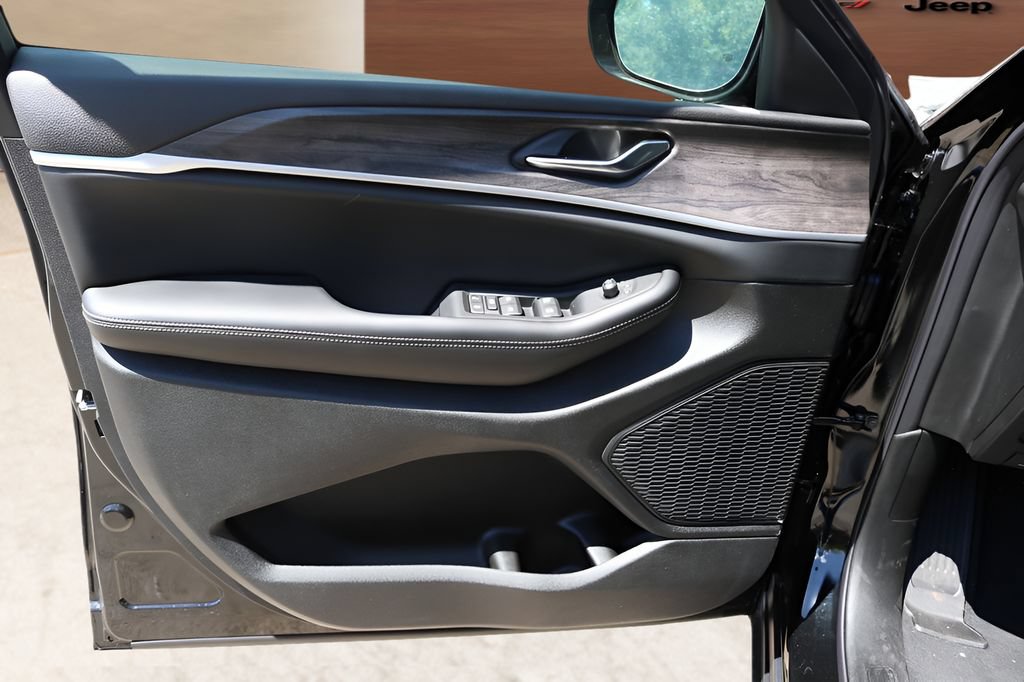 New 2027 Jeep Grand Cherokee Altitude AWD/4WD image 10