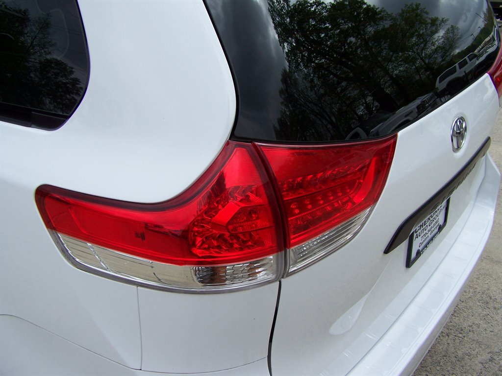 Used 2013 Toyota Sienna L FWD image 36