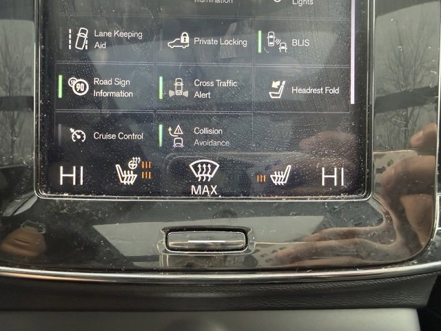 Used 2020 Volvo XC40 T5 R-Design image 11