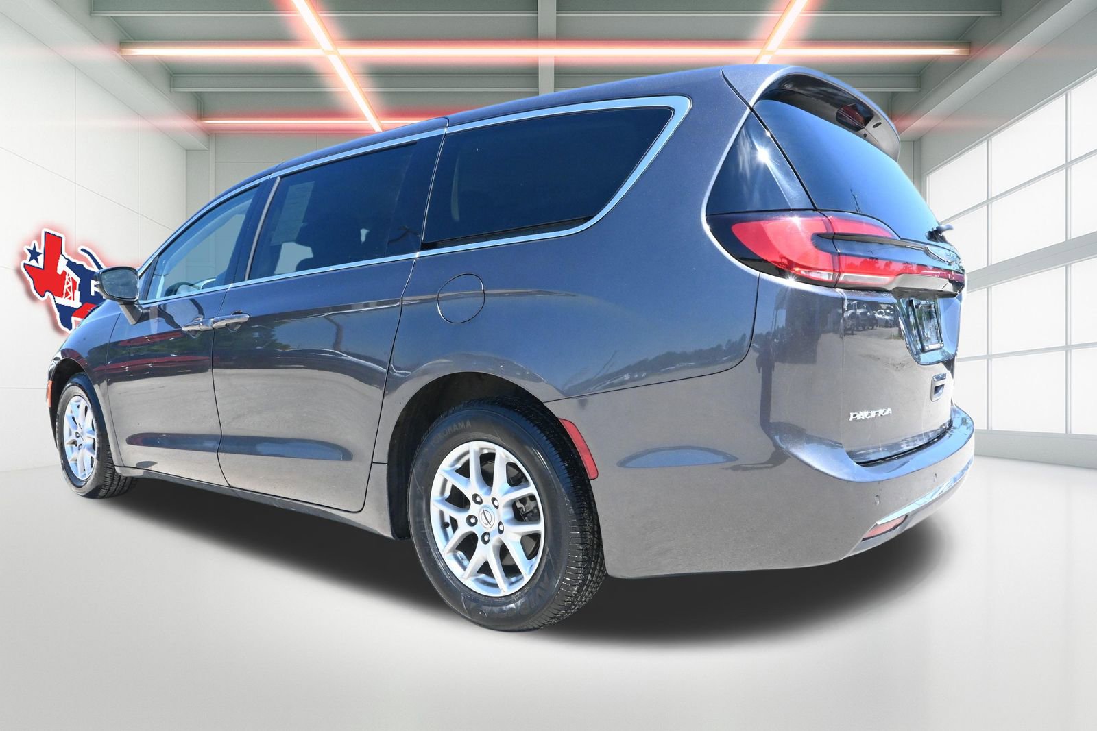Used 2023 Chrysler Pacifica Touring-L FWD image 2