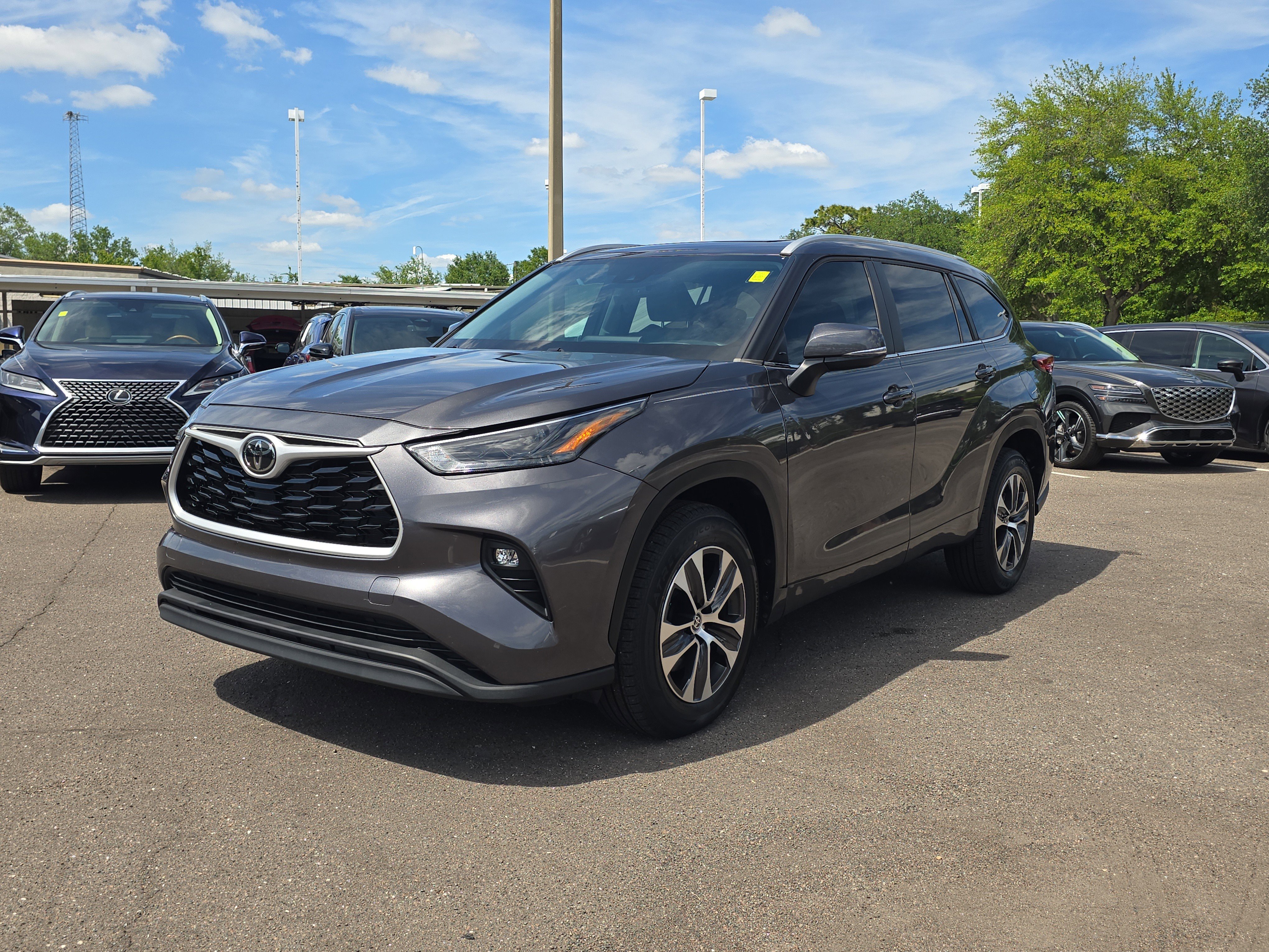 Used 2023 Toyota Highlander XLE image 4