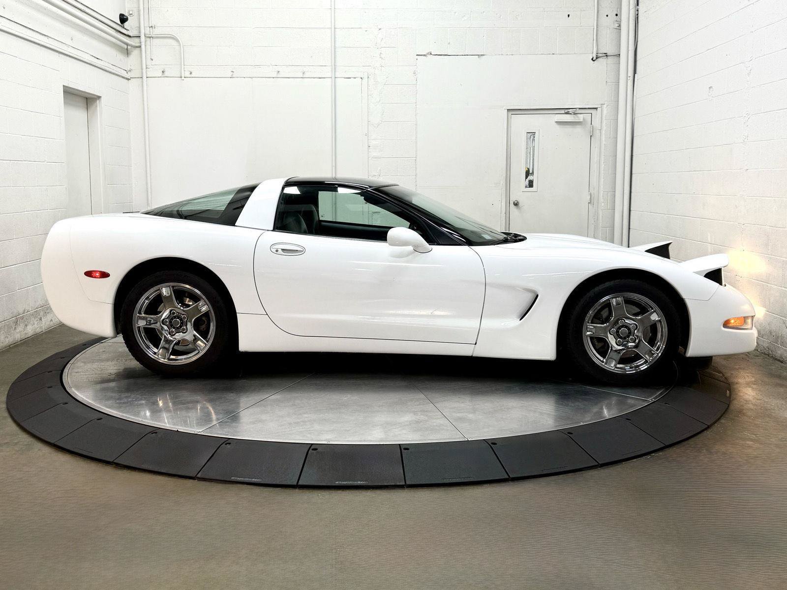 Used 1998 Chevrolet Corvette Coupe w/ Roof Pkg RWD image 8