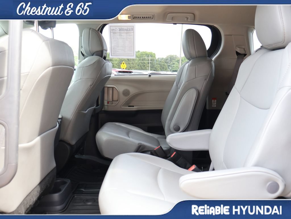 Used 2022 Toyota Sienna XLE w/ XLE Plus Package FWD image 18