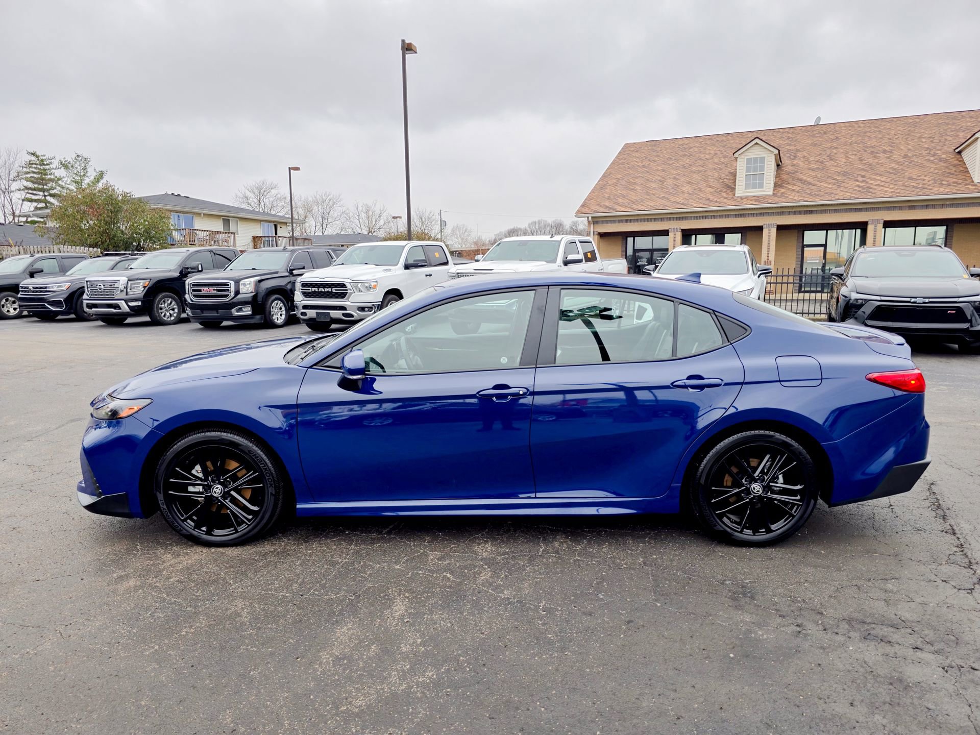 Used 2025 Toyota Camry SE image 12