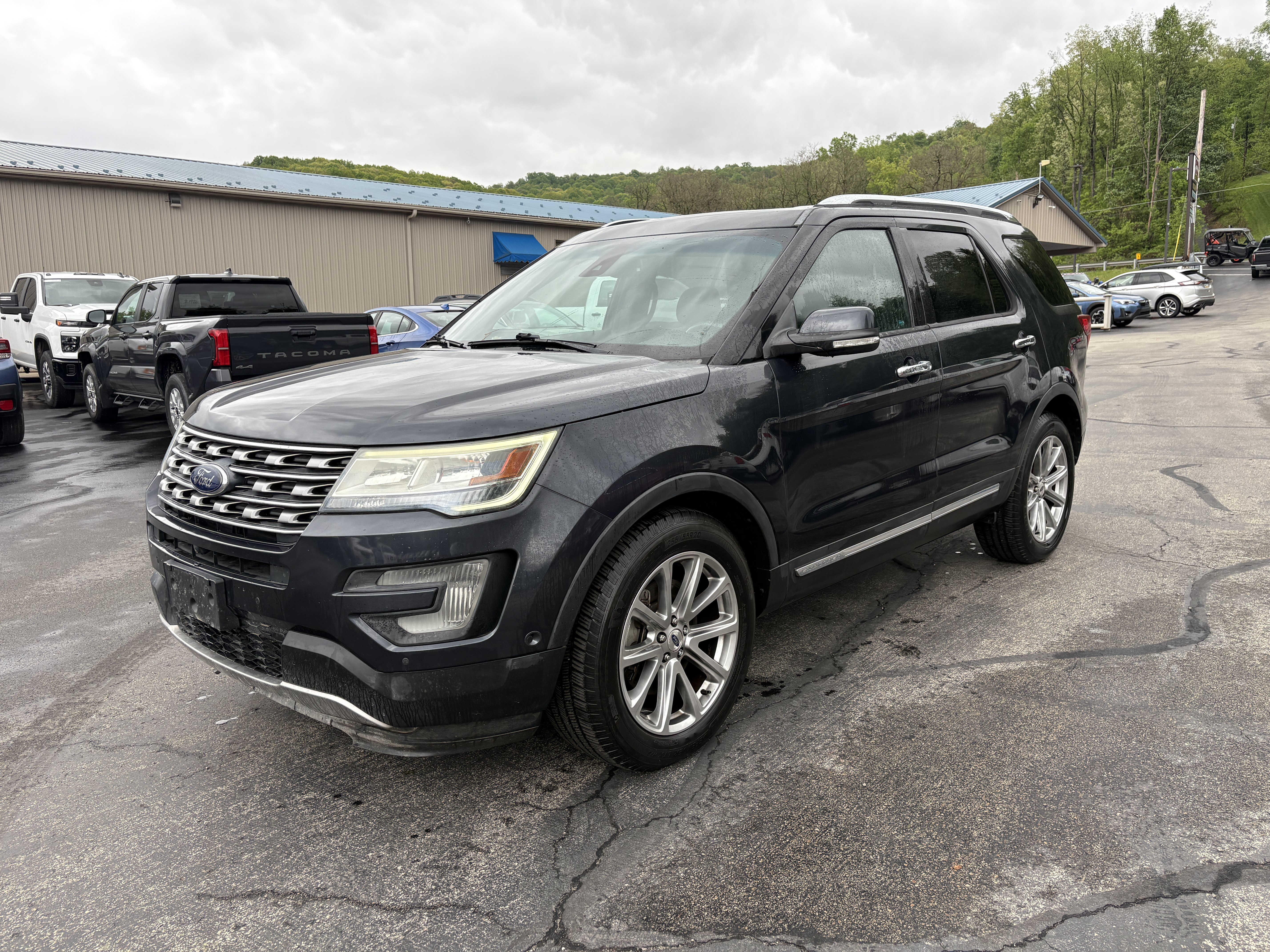 Used 2017 Ford Explorer Limited w/ Equipment Group 301A AWD/4WD image 2