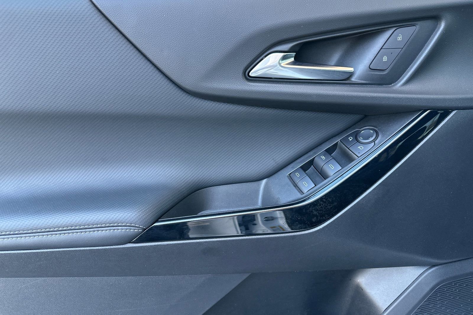 Certified 2025 Chevrolet Equinox LT w/ Safety and Technology Package image 11