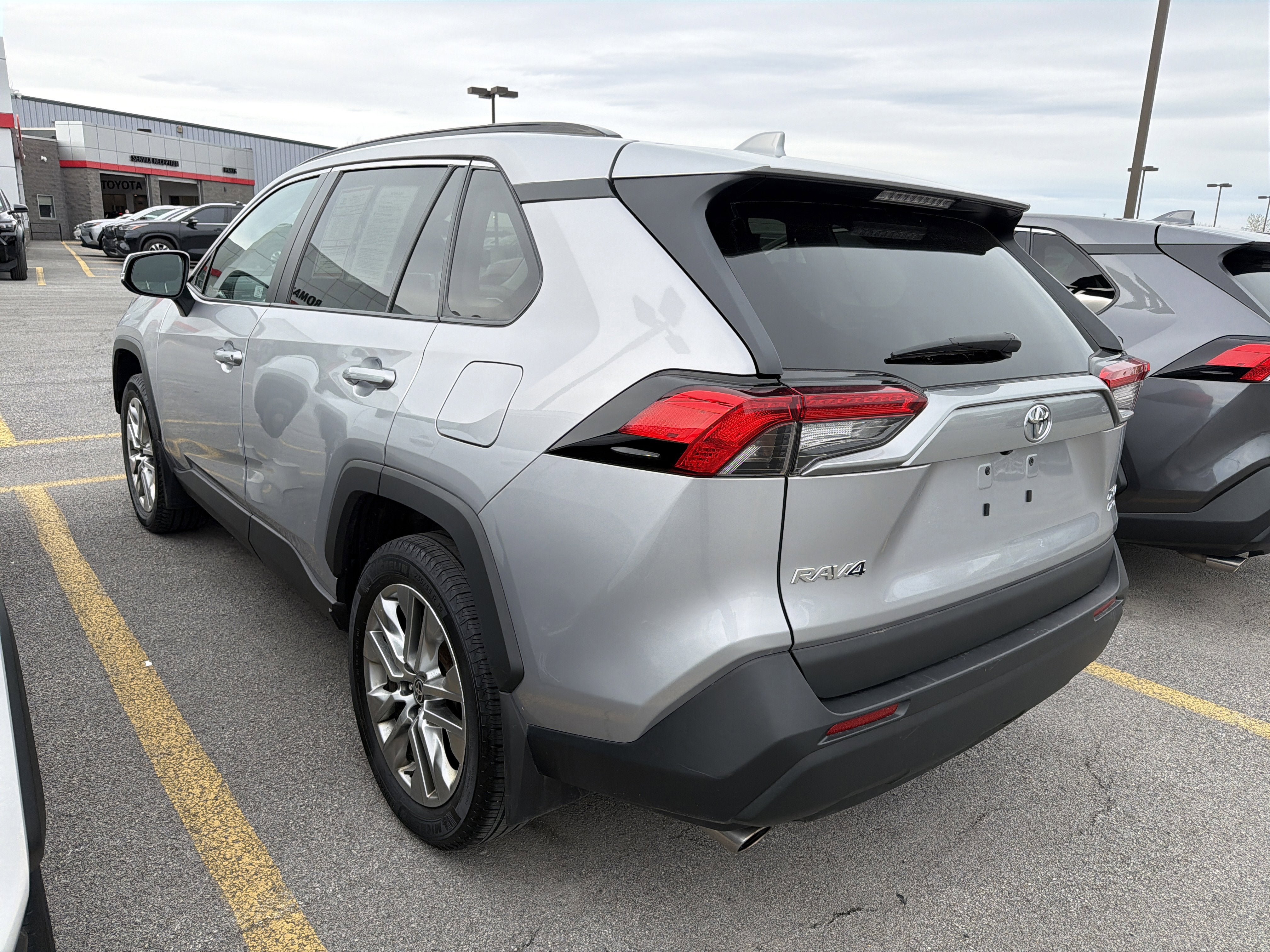 Used 2023 Toyota RAV4 XLE Premium AWD/4WD image 5