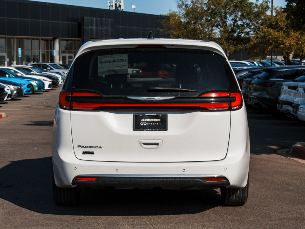 Used 2023 Chrysler Pacifica Touring-L FWD image 6
