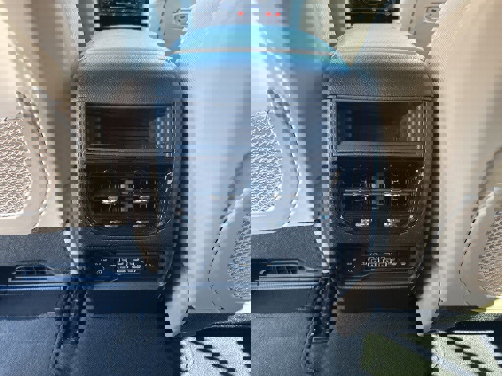 Used 2024 Jeep Grand Cherokee Limited w/ Luxury Tech Group II image 13