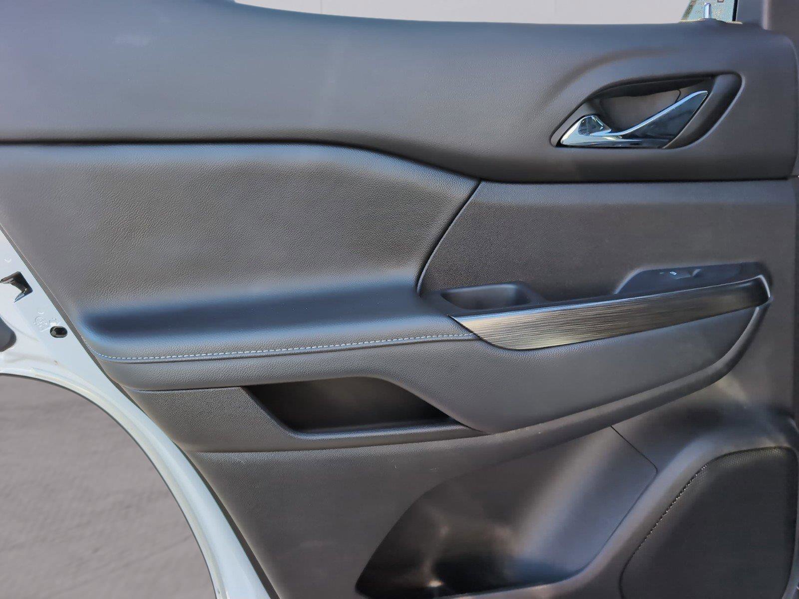 Used 2023 GMC Acadia SLT image 32