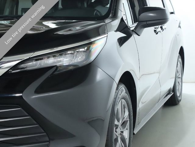 Used 2024 Toyota Sienna XLE image 6
