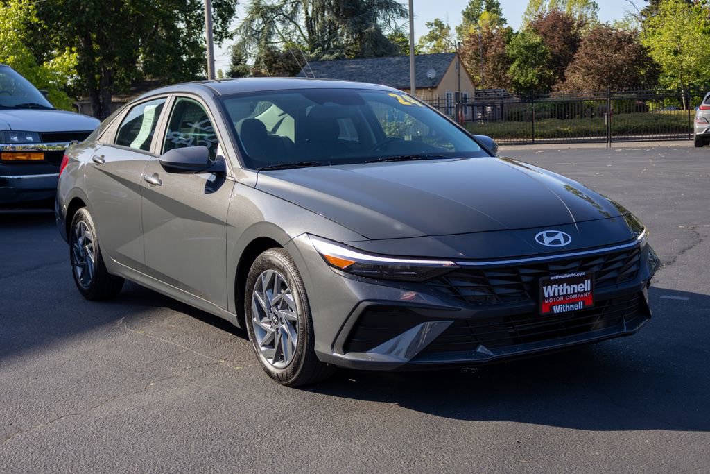 Certified 2024 Hyundai Elantra SEL FWD image 5