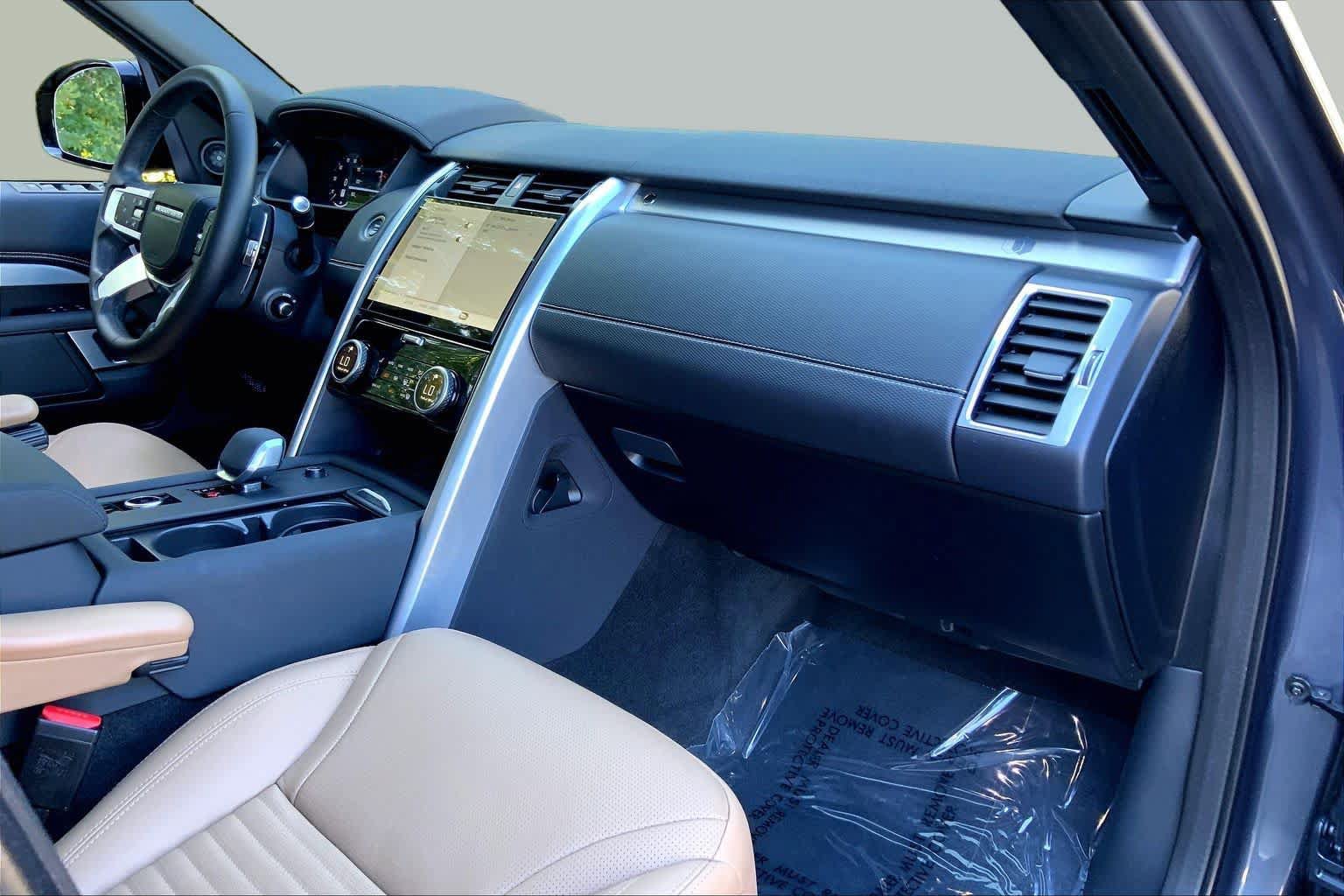 Used 2026 Land Rover Discovery Limited Edition AWD/4WD image 17