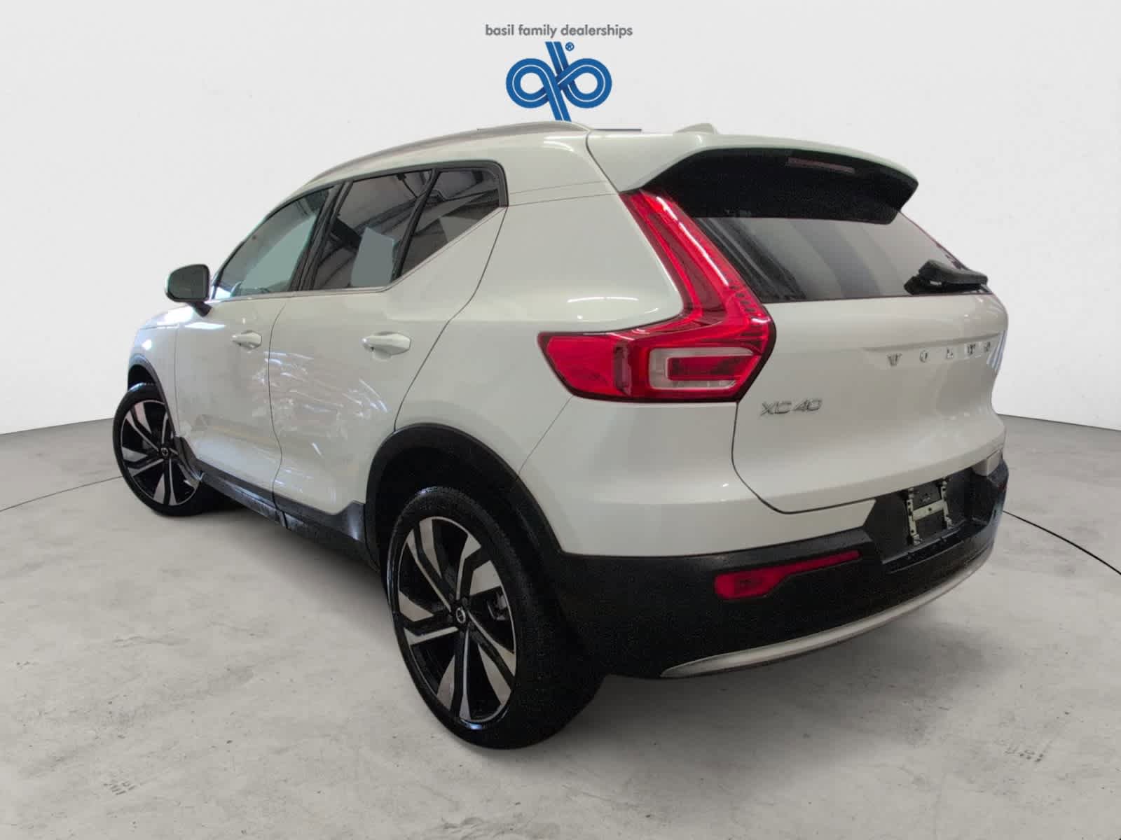 Used 2025 Volvo XC40 B5 Plus image 4